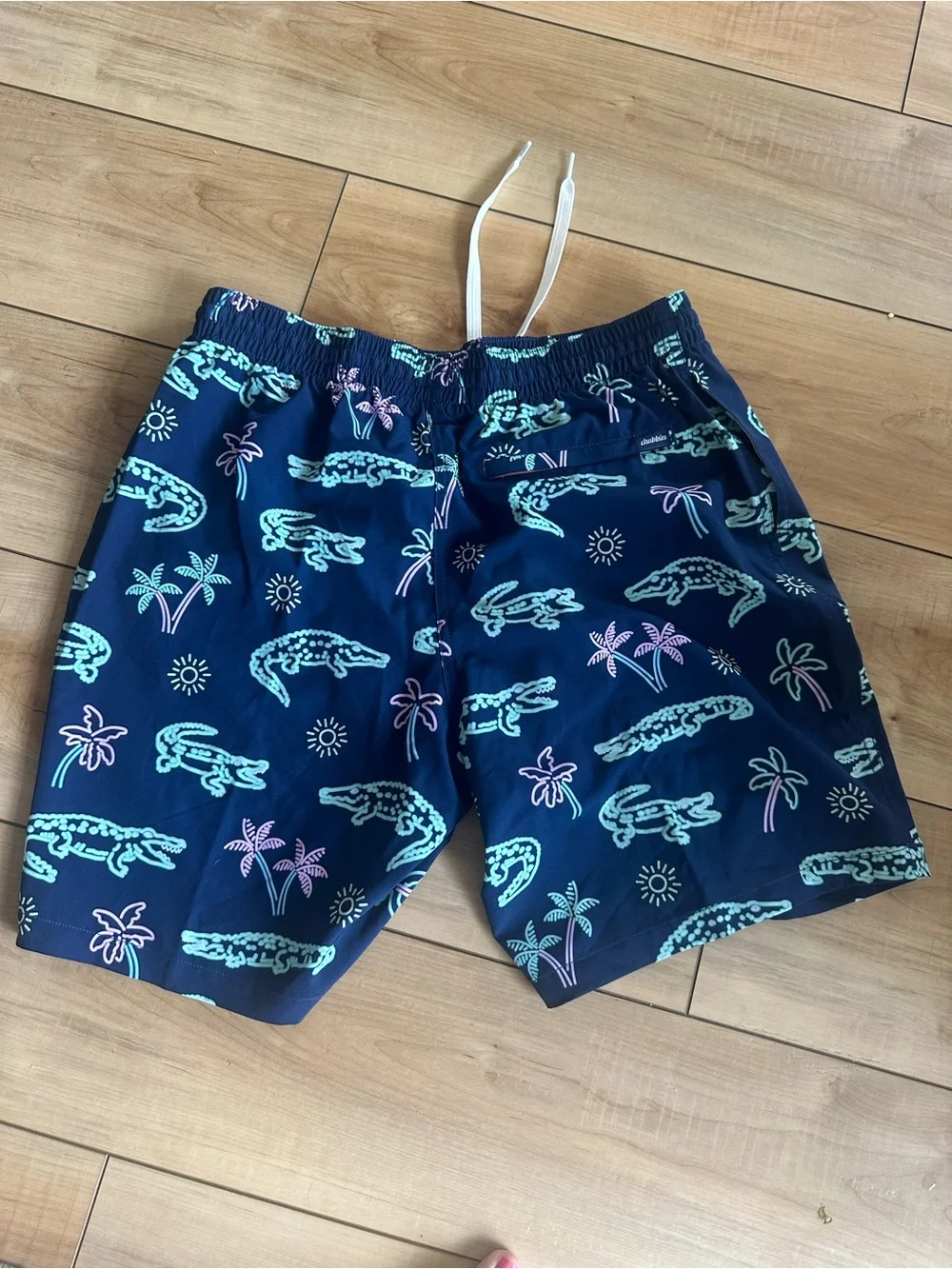 chubbies Navy Swim Trunks with Mint & Pastel Pink Alligator Print 7 inch